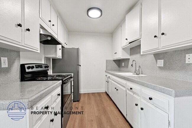 1105 N. Flower St. in Santa Ana, CA - Foto de edificio - Building Photo