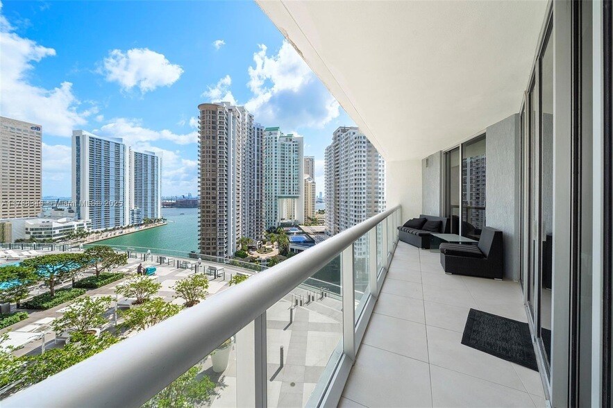 495 Brickell Ave, Unit 1704 in Miami, FL - Building Photo