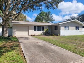 13705 Jamaica Dr in Seminole, FL - Building Photo