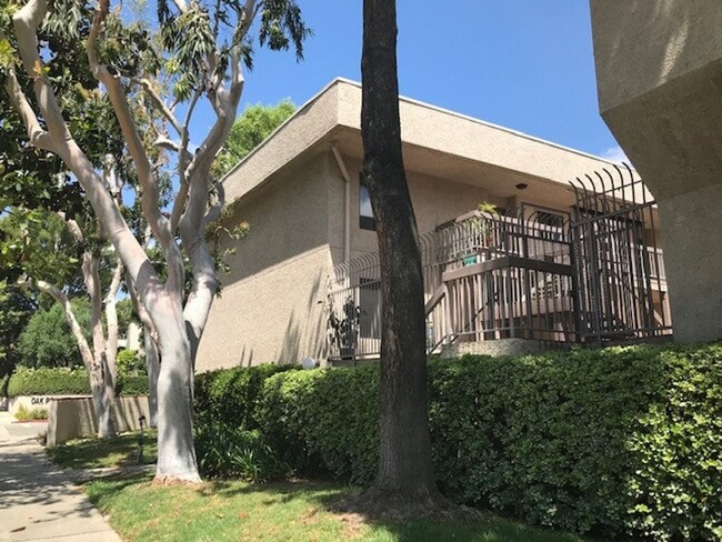15215 Magnolia Blvd in Los Angeles, CA - Building Photo - Building Photo