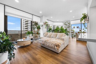 14 Greenway Plz in Houston, TX - Building Photo