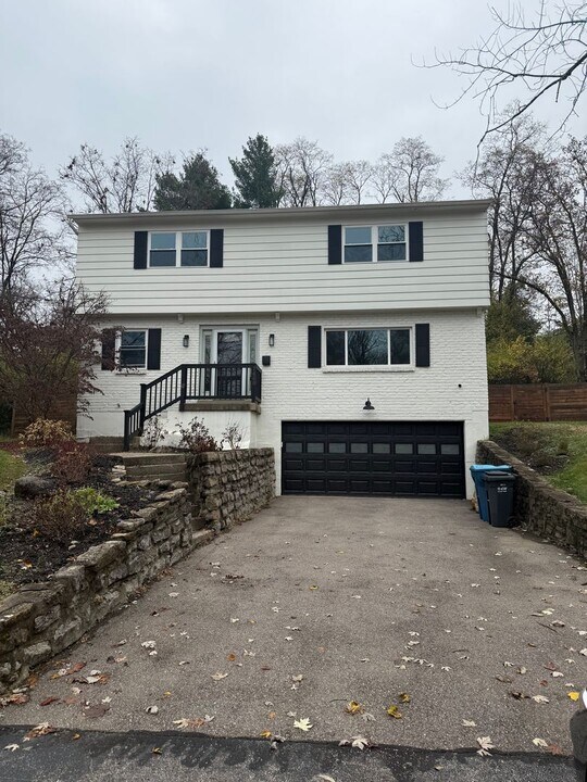 7800 Hosbrook Rd in Cincinnati, OH - Building Photo