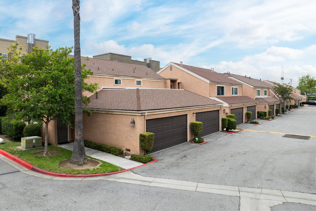 Stonewood Condominiums in Azusa, CA - Foto de edificio