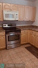 5681 Riverside Dr in Coral Springs, FL - Building Photo - Building Photo