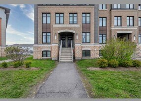 2370 Esprit Dr in Ottawa, ON - Building Photo