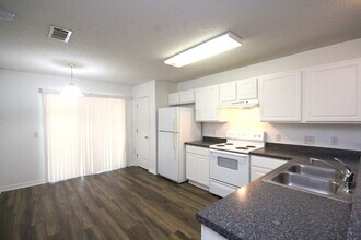 1077 Antigua Cir in Pensacola, FL - Building Photo - Building Photo