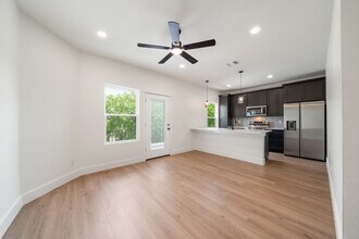Room in Townhome on Princeton Ave in San Antonio, TX - Foto de edificio - Building Photo