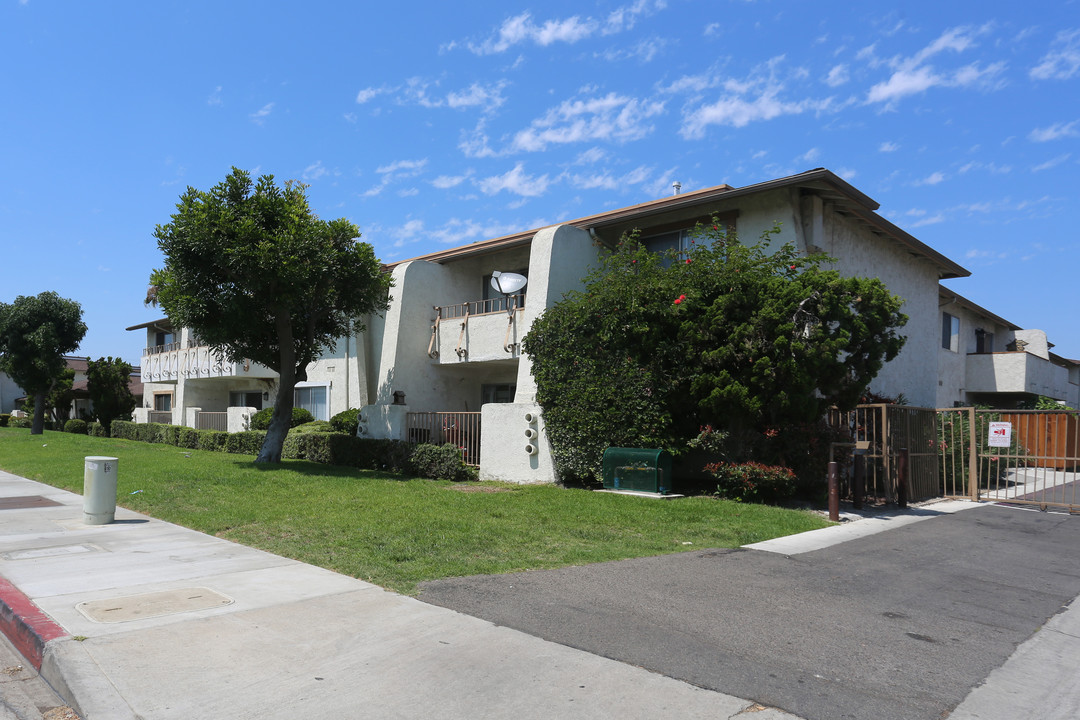 Crown Villa Apartments in Garden Grove, CA - Foto de edificio