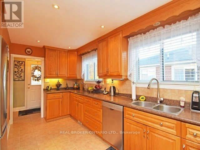 1602 Coram Crescent in Mississauga, ON - Building Photo - Building Photo