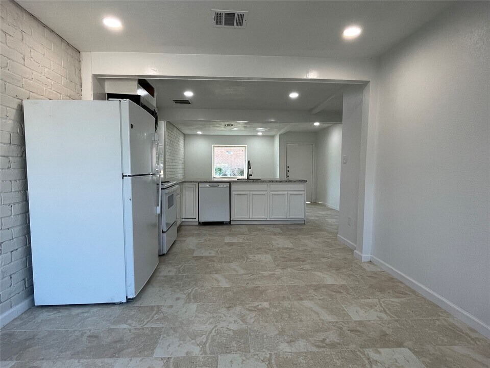 12829 High Star Dr in Houston, TX - Building Photo