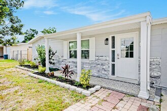 4744 Guardian Ave in Holiday, FL - Foto de edificio - Building Photo