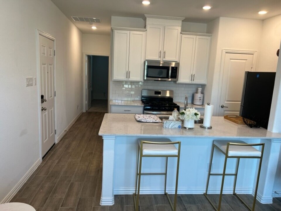 1033 Rosebay Dr in Fort Worth, TX - Building Photo