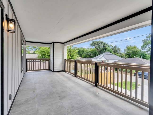 6742 Madrid St in Houston, TX - Foto de edificio - Building Photo