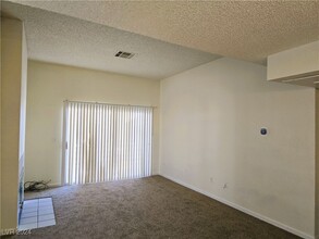 7100 W Pirates Cove Rd in Las Vegas, NV - Building Photo - Building Photo