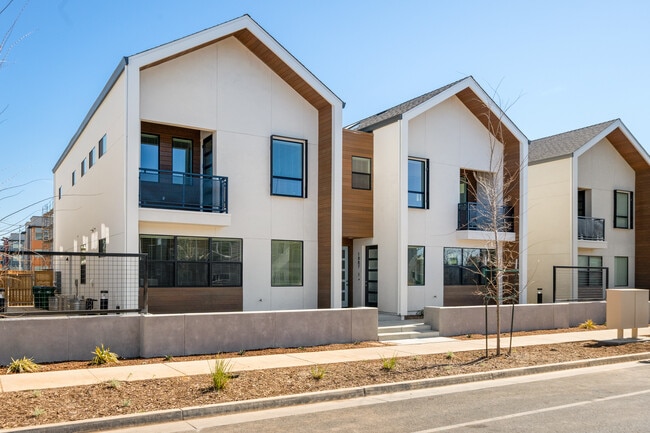 1877 Notre Dame Blvd, Unit #2 in Chico, CA - Foto de edificio - Building Photo