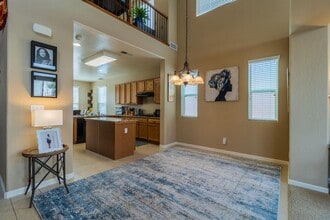 1812 W Bella Oaks Way in Hanford, CA - Building Photo - Building Photo