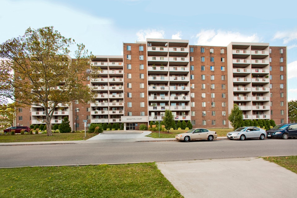 Brighton Court Apartments in Windsor, ON - Building Photo