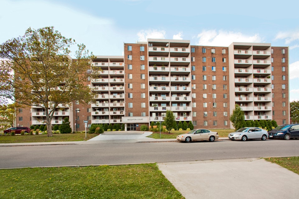 Brighton Court Apartments in Windsor, ON - Foto de edificio