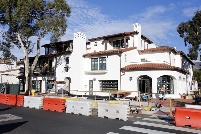 1298 Coast Village Rd in Montecito, CA - Foto de edificio - Building Photo