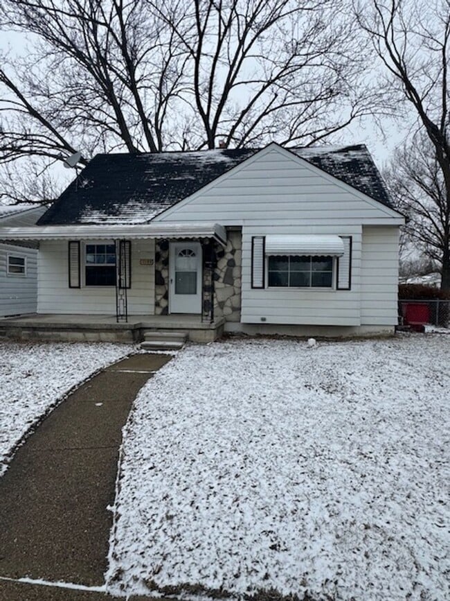 17399 12 Mile Rd in Roseville, MI - Building Photo - Building Photo