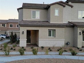 6139 Rathbone St in Las Vegas, NV - Foto de edificio - Building Photo