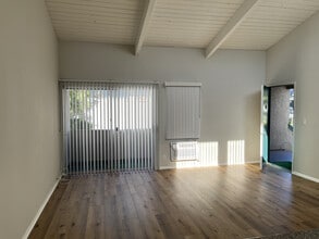 11110 Moorpark St in North Hollywood, CA - Foto de edificio - Building Photo