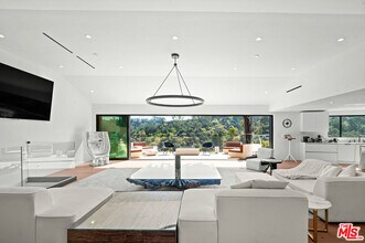 8744 Skyline Dr in Los Angeles, CA - Building Photo - Building Photo