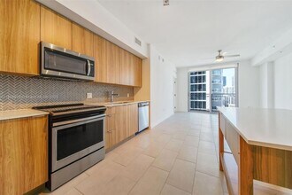 2150 N Bayshore Dr, Unit 807 in Miami, FL - Foto de edificio - Building Photo
