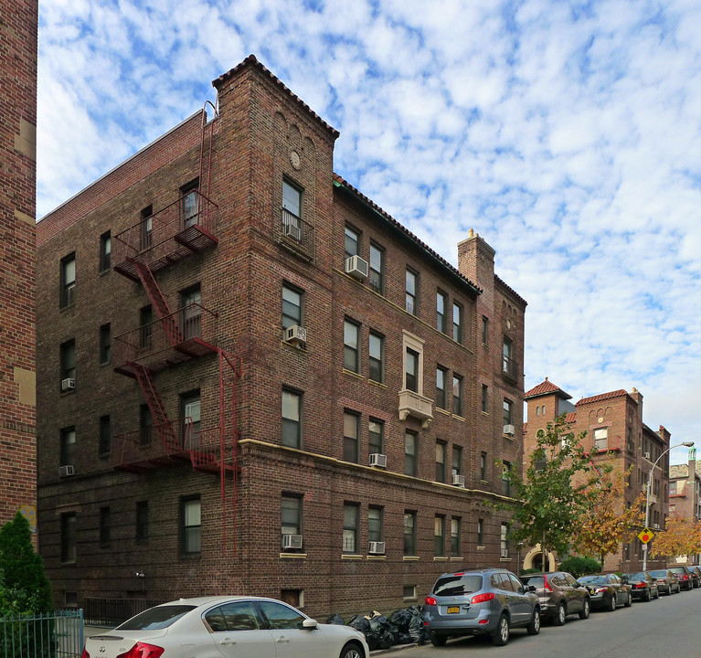 62-64 Saunders St in Rego Park, NY - Building Photo