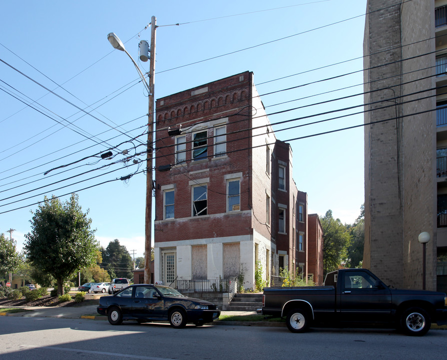 1046 Market St in Parkersburg, WV - Building Photo