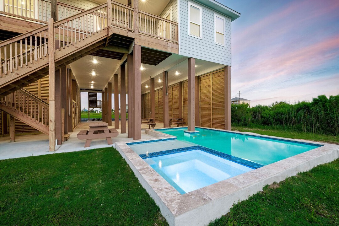 4318 Bolivar Cir in Port Bolivar, TX - Building Photo