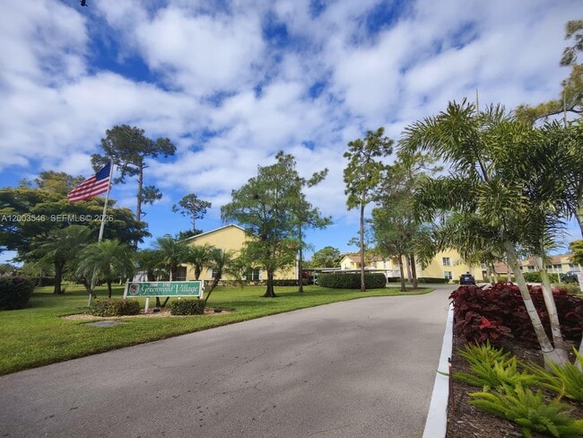 2668 Kings Lake Blvd in Naples, FL - Foto de edificio - Building Photo