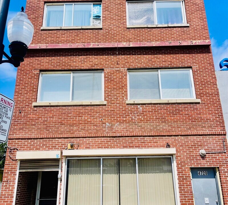 4728 W Madison St in Chicago, IL - Building Photo