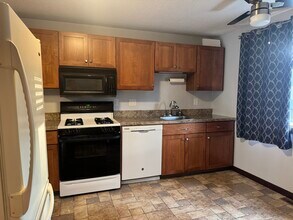 211 Skyview Dr in Cromwell, CT - Building Photo - Building Photo