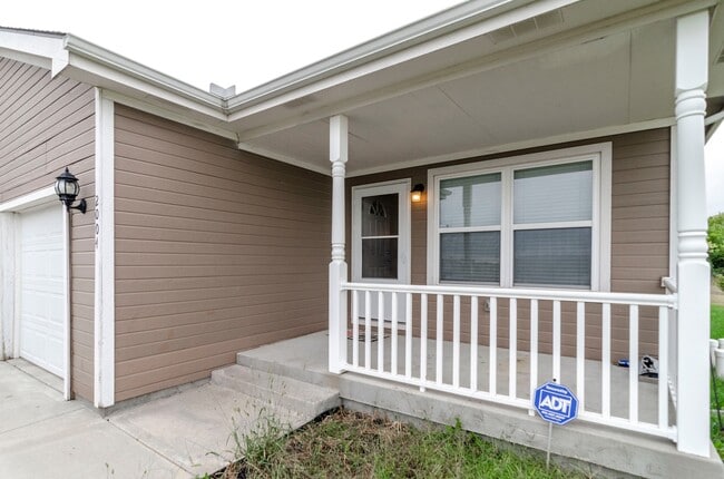2004 Tanager Ct in Junction City, KS - Building Photo - Building Photo