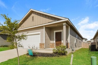 13715 Summer Lgt in Saint Hedwig, TX - Building Photo - Building Photo