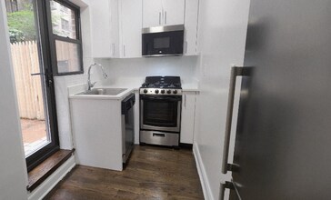 4-5 E 56th St in New York, NY - Building Photo - Building Photo