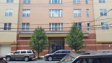 Palisade Plaza in West New York, NJ - Building Photo - Building Photo