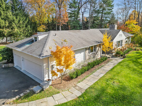 82 Rockwood Ln in Greenwich, CT - Foto de edificio - Building Photo