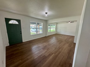 629 Melrose St in Seguin, TX - Foto de edificio - Building Photo