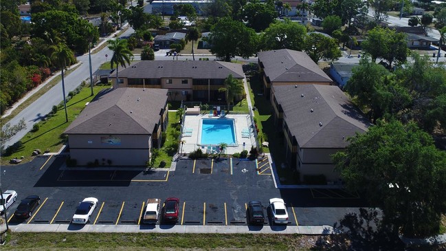 2320 Maple Ave-Unit -206 in Ft. Myers, FL - Foto de edificio - Building Photo