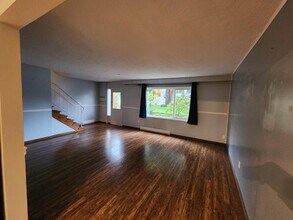 568 Phelps Ave in Victoria, BC - Building Photo - Building Photo