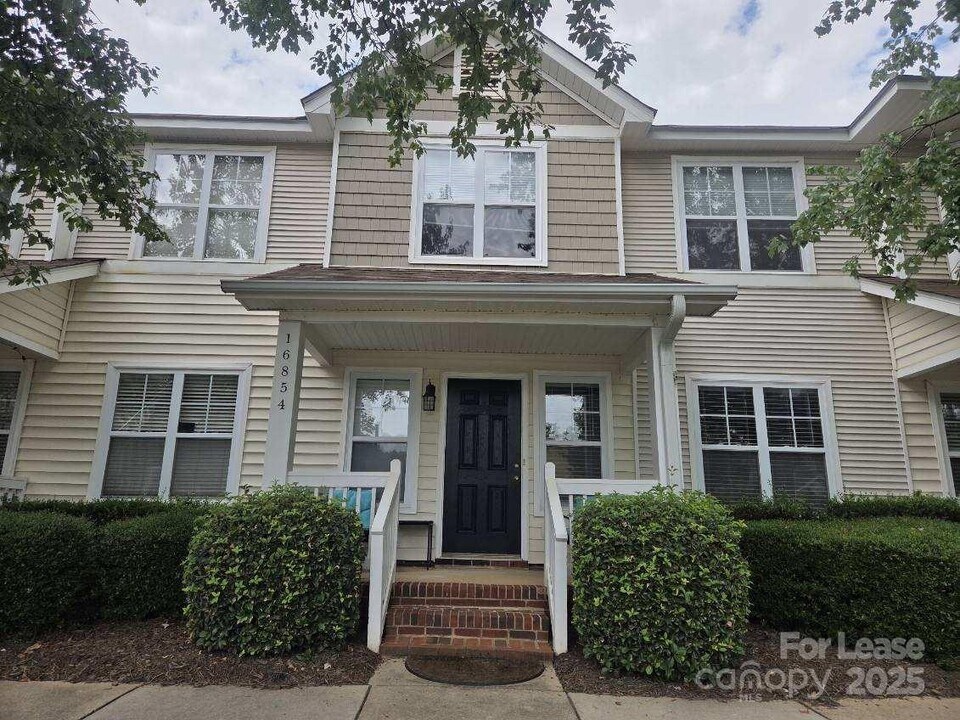 16854 Bridgeton Ln in Huntersville, NC - Building Photo