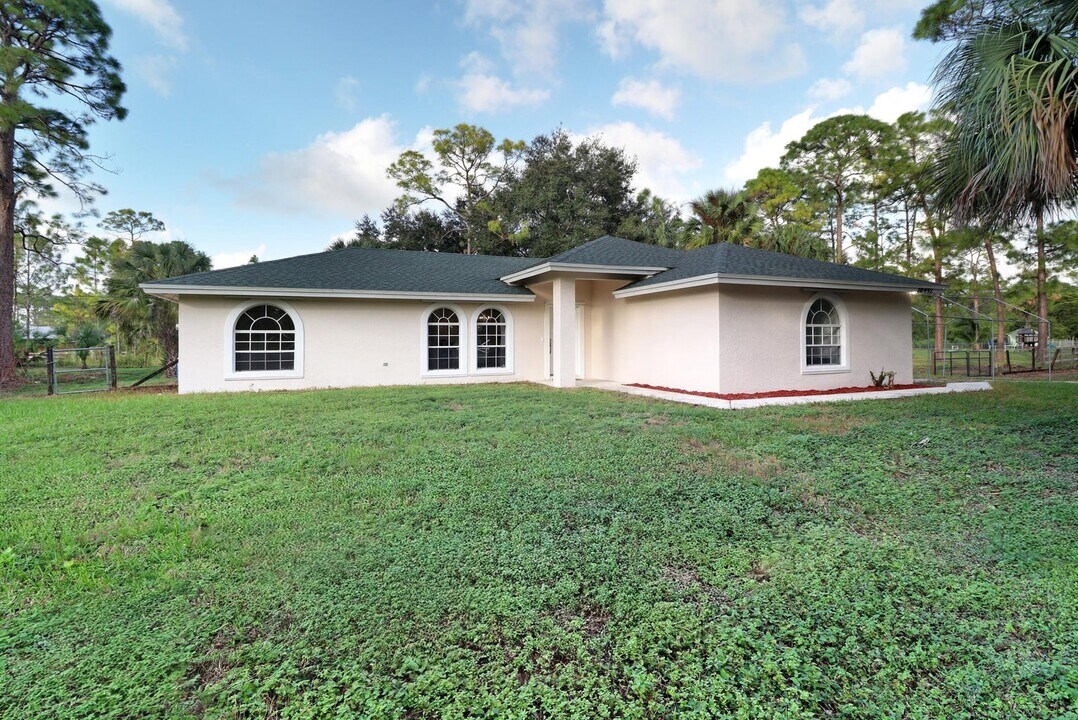 16441 87th Ln N in Westlake, FL - Building Photo