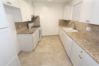 4800 Woodley Ave, Unit Encino-Woodley Apartments in Encino, CA - Foto de edificio - Building Photo