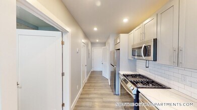 55 W Fifth St, Unit 404 in Boston, MA - Building Photo - Building Photo