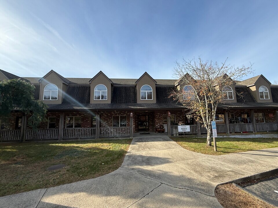 11 Centre St in Salem, CT - Building Photo