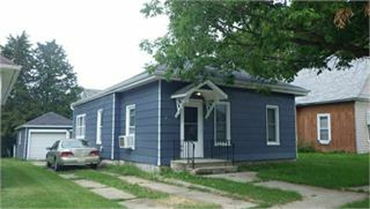 315 2nd St NE in Oelwein, IA - Building Photo