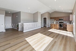 1677 20th Ave SE in Altoona, IA - Building Photo - Building Photo