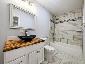 413 Jefferson St in Pella, IA - Foto de edificio - Building Photo